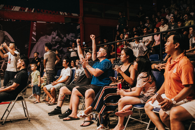 爱游戏登录-巴黎圣日耳曼观众热烈欢呼！，阿扎伦卡迎来三赛季出色发挥引发球迷热议的简单介绍